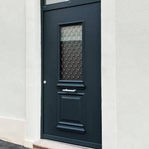 Portes d'entrée Ligne Classique Saline chez Le Store Niortais de Art et Fenêtres