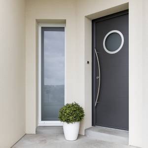 Porte d'entrée contemporaine Ligne Hublot au Store Niortais